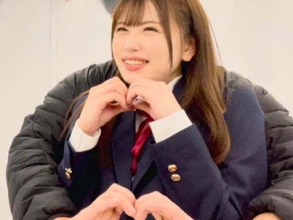 【制服娘の甘い誘惑】笑顔がキュートなJKとデートからホテル直行！ 桃色オマ○コがビショ濡れで、オジさんとの背徳セックスに夢中！ 制服姿で乱れまくる姿は必見！ これはヤバすぎる…♡