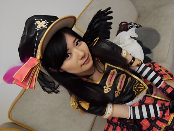 【アイドル20歳の過激デビュー】『初めてで…感じちゃう♡』コスプレ衣装で着衣のままハメられ、騎乗位でイッた後、正常位で連続絶頂！芸能人とは思えないエロさに興奮必至！