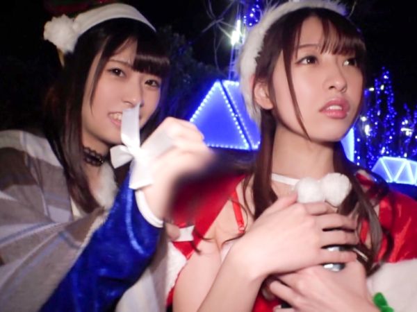 【サンタコス素人ナンパ】『クリスマスにこんなこと…』お酒で火照ったサンタ女子2人がキスで発情！手マンで大洪水♡エッチなプレゼント交換しちゃう！