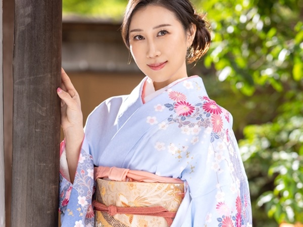 【着物美魔女の極上ご奉仕】熟れた色気たっぷりの美魔女が舌を絡ませベロチュー！チンポを徹底的に責めまくり、男をメロメロにする淫乱プレイがたまらない！♡