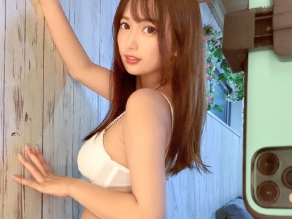 【ビッチ妻の性欲爆発】三十路の超ヤリマン人妻、クンニと電マオナニーで濡れまくり！不倫チ○ポを咥え込み、生挿入で激しく腰を振る！誰でもOKの淫乱奥様が乱れまくる！