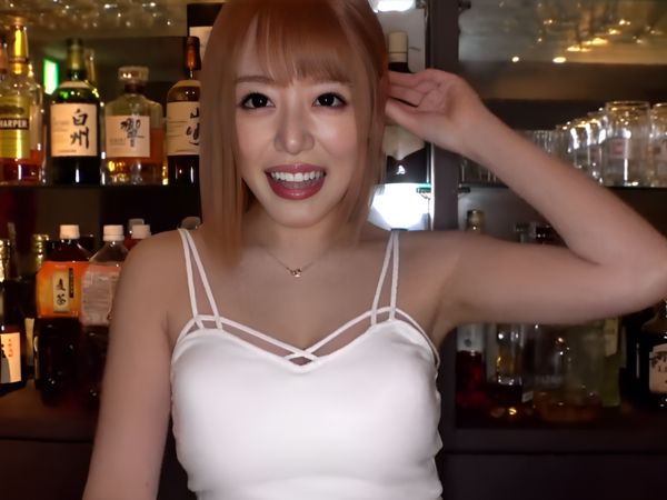 【スポーツバー店員の裏顔】『あっ…ダメ…気持ちいい…』仕事終わりにジュルジュル音を立ててフェラするエロカワ女子！チンポを咥えながら騎乗位で絶頂迎えちゃう♡