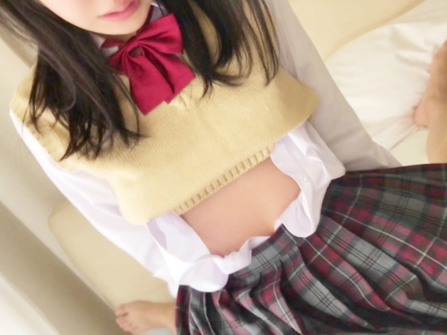 【制服美少女の着衣エッチ】『感じちゃう…』清楚系JKが制服のままセックスに夢中！キュートな喘ぎ声と敏感ボディに興奮MAX！腰振りピストンで制服が乱れ、隠れ巨乳がポロリ！？ウブなのにエロすぎるギャップに悶絶必至！♡