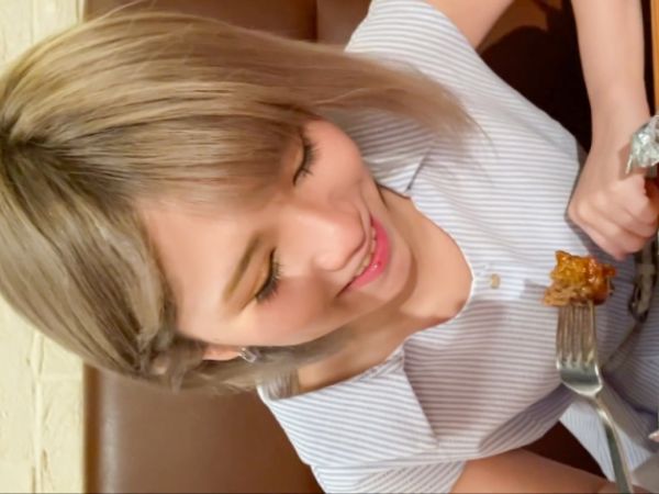 【金髪ギャルの危険な遊び】『おじさん、もっと激しくして…』貧乳ちっぱいの華奢ボディが鬼ピストンで乱れまくり！おじさんとのハメ撮りSEXで膣奥まで突かれて感じまくる！♡