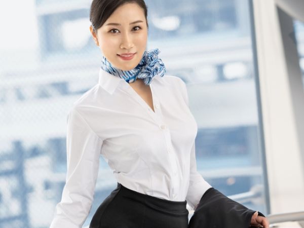 【美熟女CAの危険な遊び】フライト中も性欲全開！夫もセフレも満足させられない欲求不満なCAが、機内で見つけたイケメン乗客と密かに生ハメSEX♥制服の下はエロい下着で、空の上で淫らに乱れる！