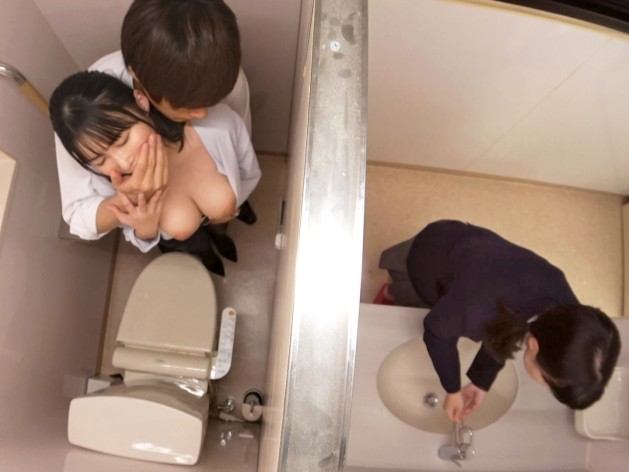 【巨乳女教師の禁断トイレセックス】『誰か来ちゃう…』Hカップのむちむちボディを個室トイレで密着させ、同僚との背徳感MAXな0距離セックスに火照るカラダが止まらない！♡