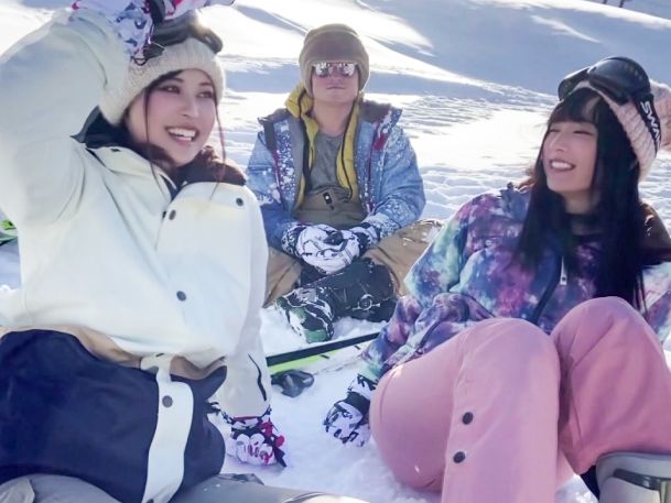 【ゲレンデナンパ】雪のように白い肌の女子大生2人組を口説き落とし、飲み会でエッチな雰囲気に！敏感ボディをオモチャで責められ、ビショ濡れになるほど感じまくるドスケベ女子大生と乱交パーリー！♡