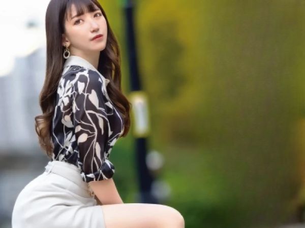 【禁断の教師不倫】人妻音楽教師が年上オジサンと危険な関係！家庭を忘れ、背徳の快楽に溺れる中出しSEX… 秘密の愛に優越感を感じる人妻の淫らな姿がエロすぎる！