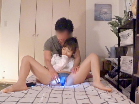 【ナンパ成功！】幼さ残る天真爛漫美少女を口説き落とし、ヤリ部屋に連れ込んでバックから激しくガン突き！！感じまくる姿に興奮MAX！！