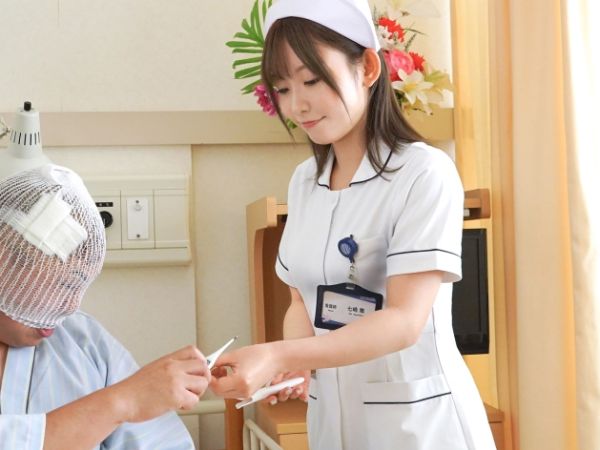【欲情ナースの危険な看護】『患者さん、お熱いですね…♥』身体を拭くふりをして勃起チンポに発情した看護師が、フェラチオから生挿入まで！白衣の天使が病室で見せるエロすぎる本性に患者もビックリ！