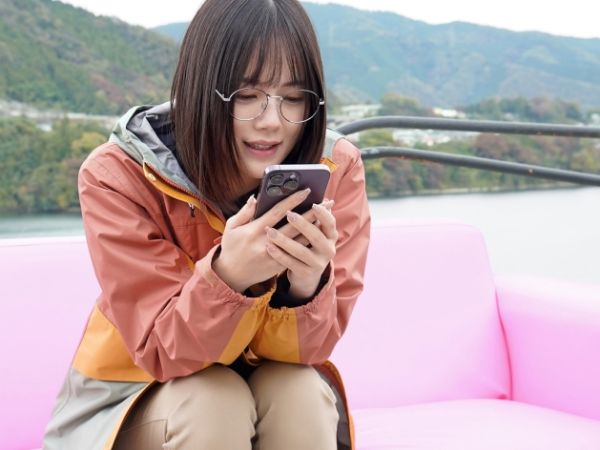 【ラブホの裏側】陰キャ美少女清掃員とダメニートの禁断イチャラブSEX！フェラ＆乳首舐め手コキで悶絶、生ハメで激しく絡み合う！♡