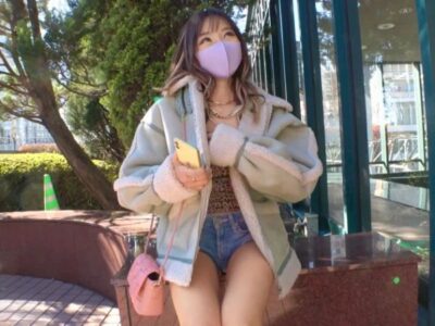 【エロギャル車内乱交】美乳美脚のスレンダーギャルを車内で即ハメ！高速ガン突きで制服が乱れ、喘ぎ声が響く…車内がエロい香りに包まれる激アツSEX！！